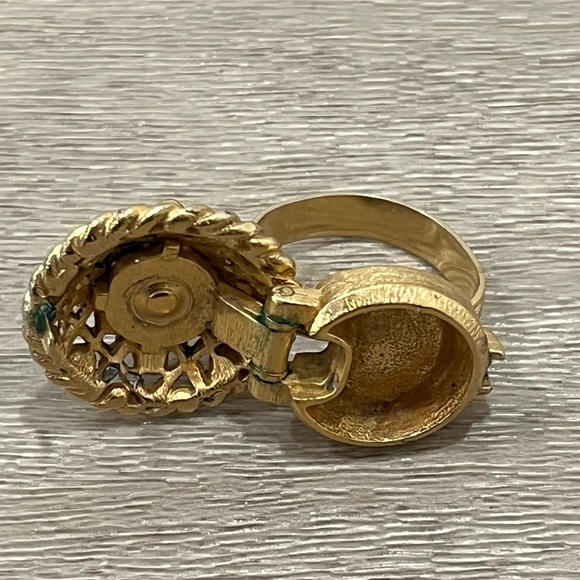 Vintage Solid Compact Ring Signed Vanda Gold Tone Adjustable Poison Snuff Ring - Picture 4 of 4